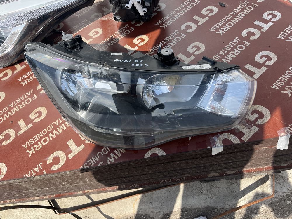 Ляв и 2 броя десен фар Audi A1 (2010-2015)